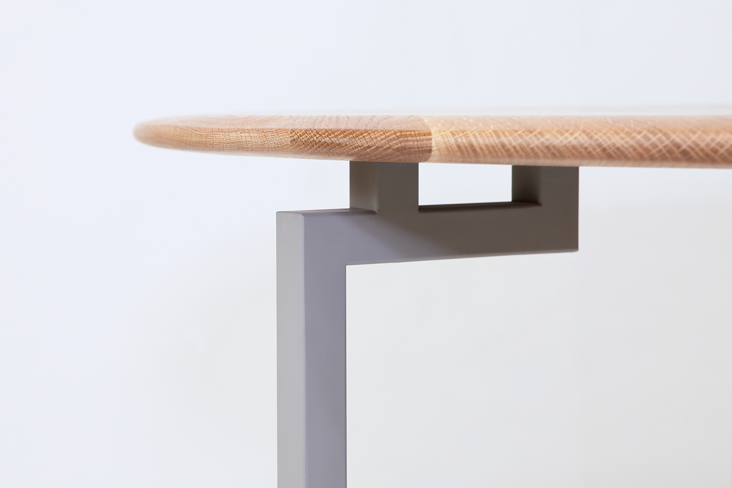 無垢の丸い天板が宙に浮いているように見えるおしゃれなデザインのアイアン脚円形ダイニングテーブル