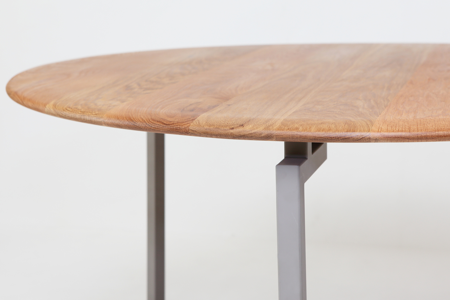 無垢の丸い天板が宙に浮いているように見えるおしゃれなデザインのアイアン脚円形ダイニングテーブル