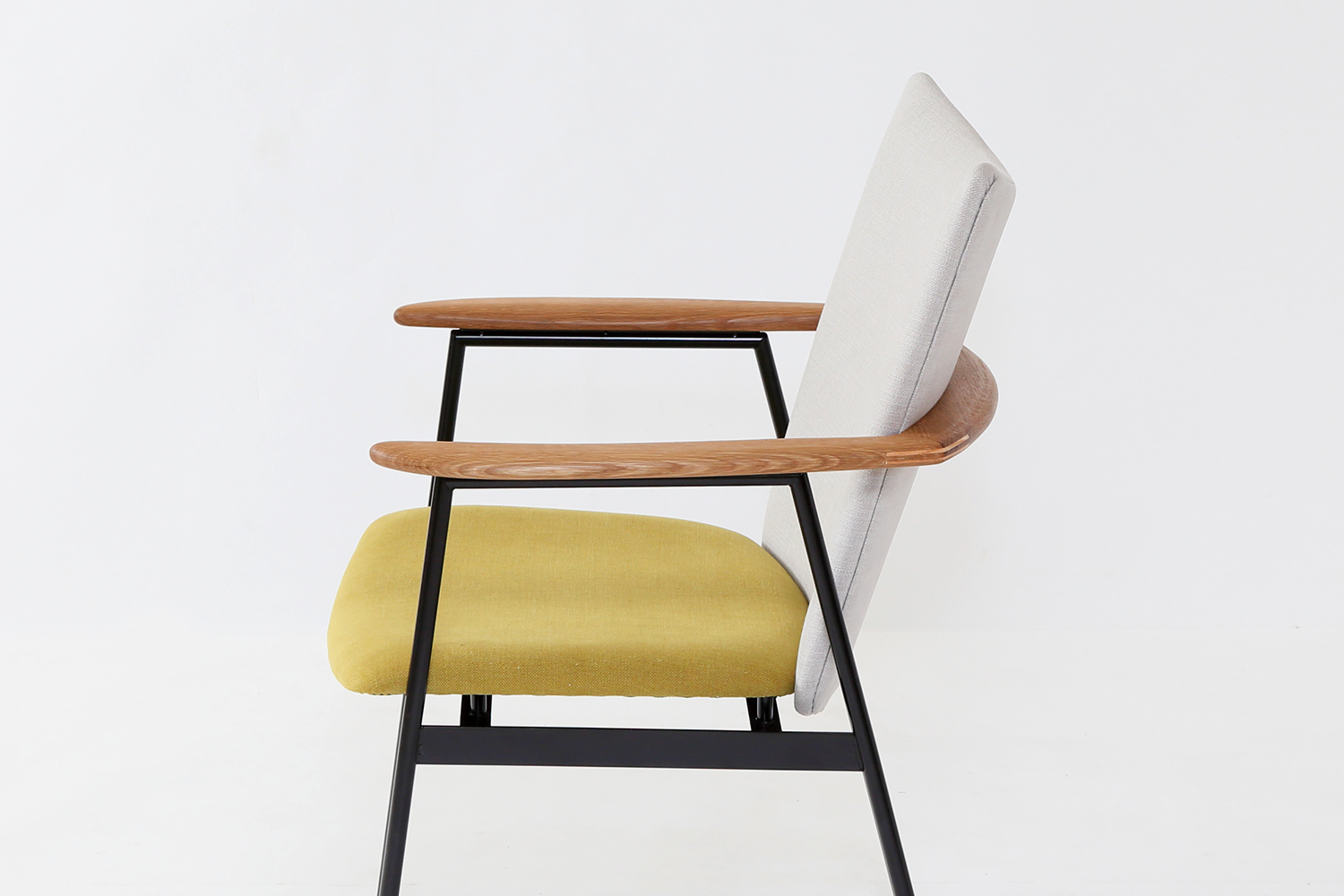 美容室やカフェにおすすめの無垢材を使ったアイアンチェア