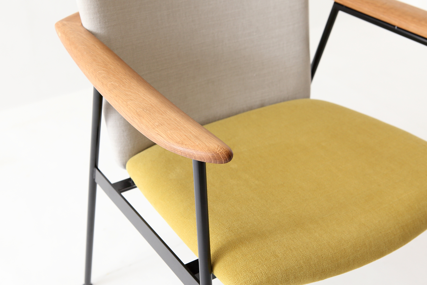 美容室やカフェにおすすめの無垢材を使ったアイアンチェア