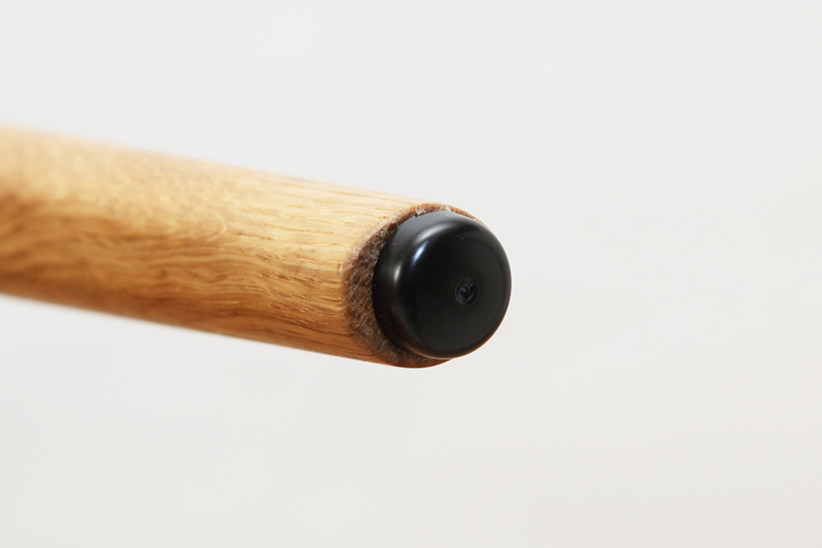 椅子の脚先に取り付けて床を保護するプラパート