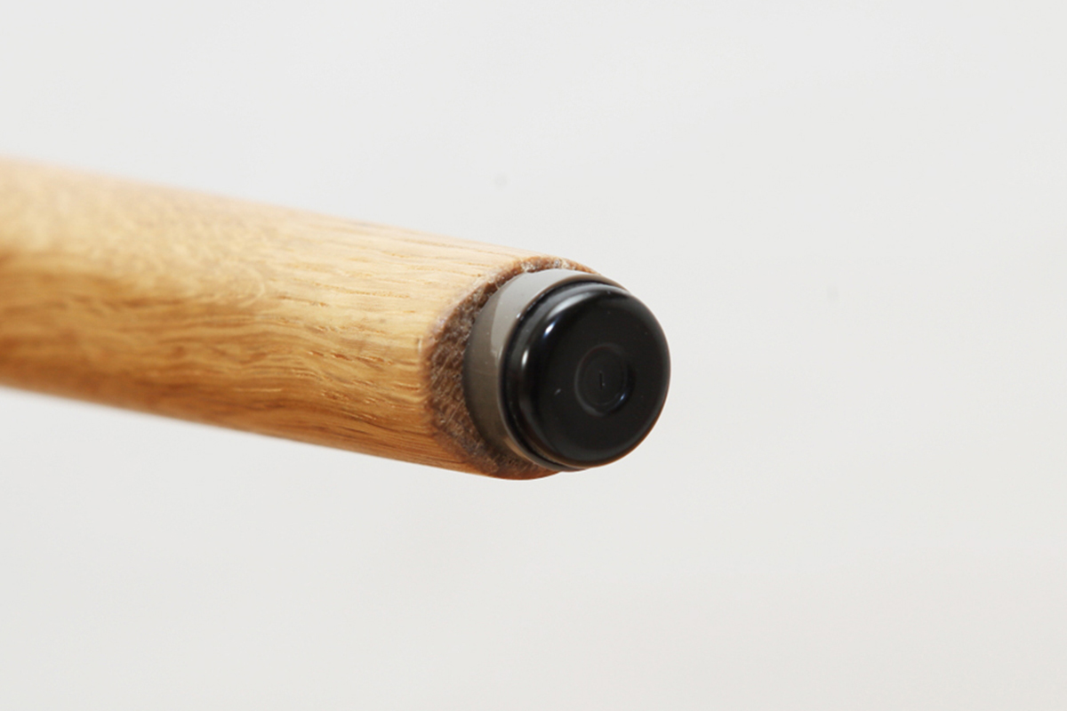 椅子の脚先に取り付けて床を保護するプラパート