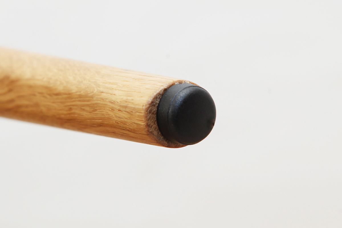 椅子の脚先に取り付けて床を保護するプラパート