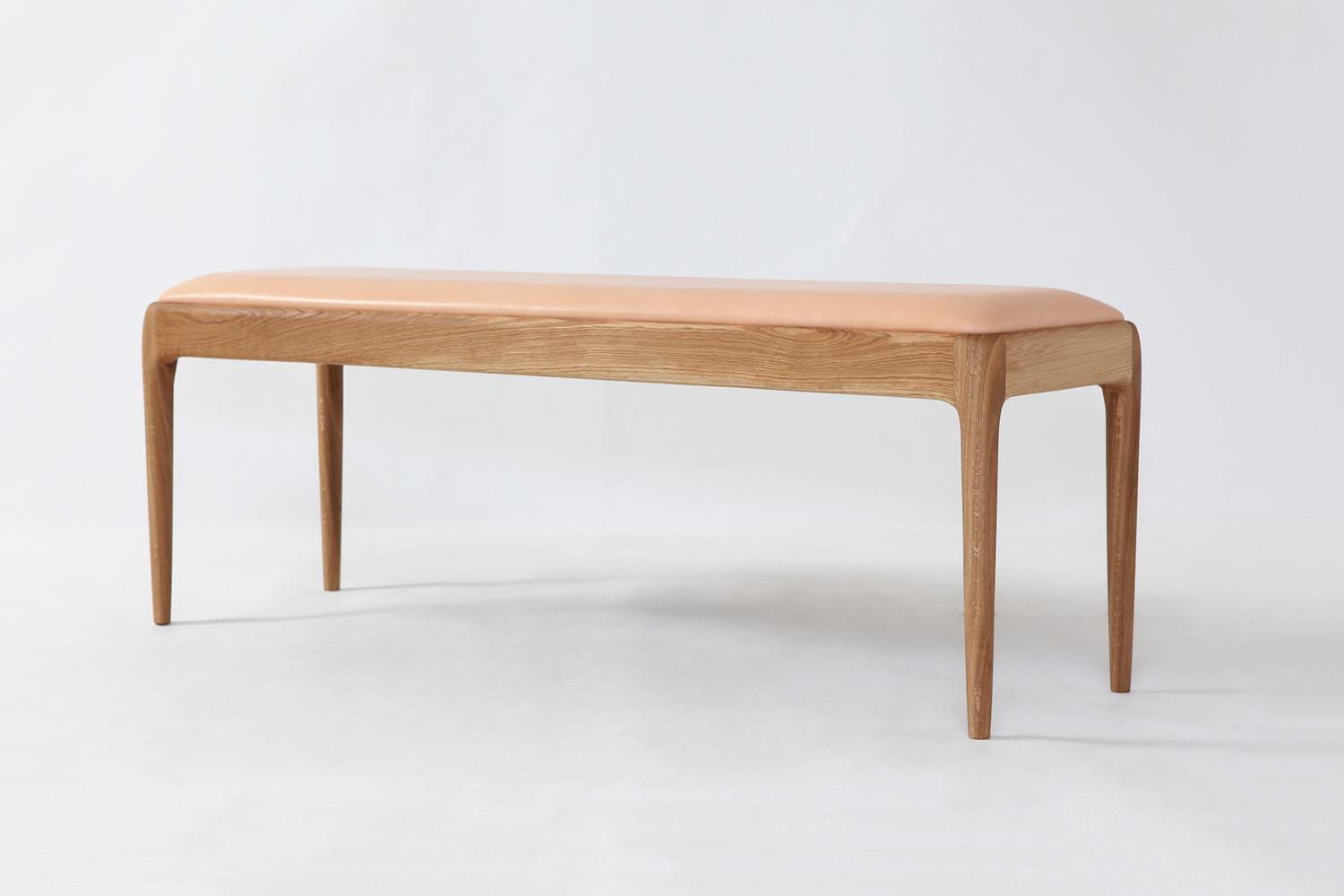 シンプルで美しいデザインの無垢の木製ベンチ