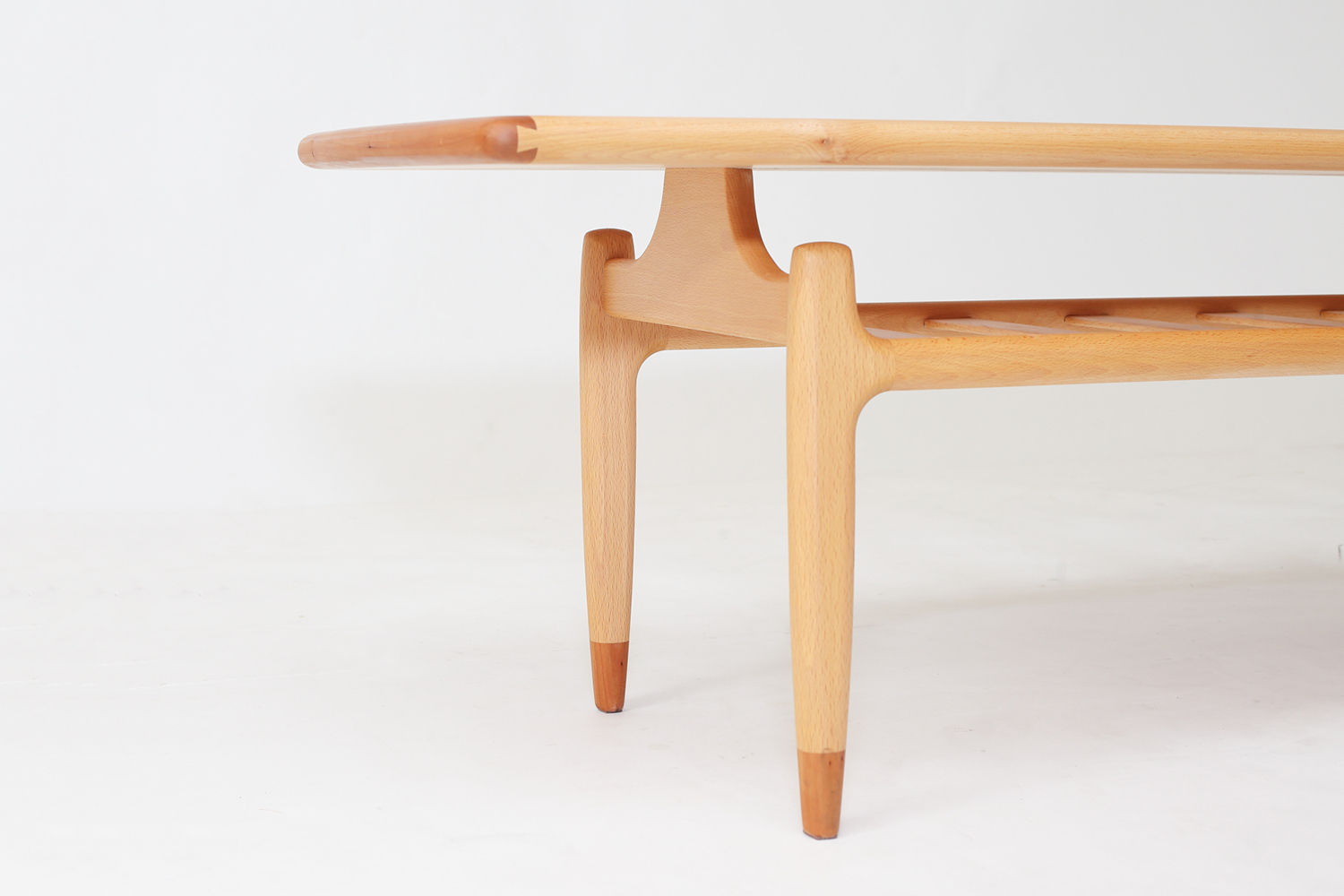 チェリー無垢材がワンポイントの上質なデザインのコーヒーテーブル