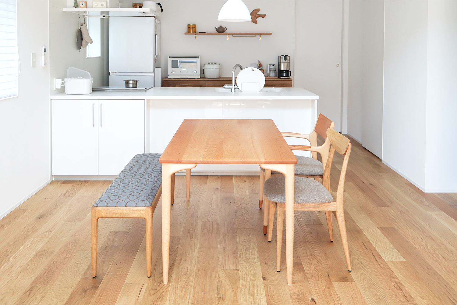 美しいデザインの無垢の上質なダイニングテーブル