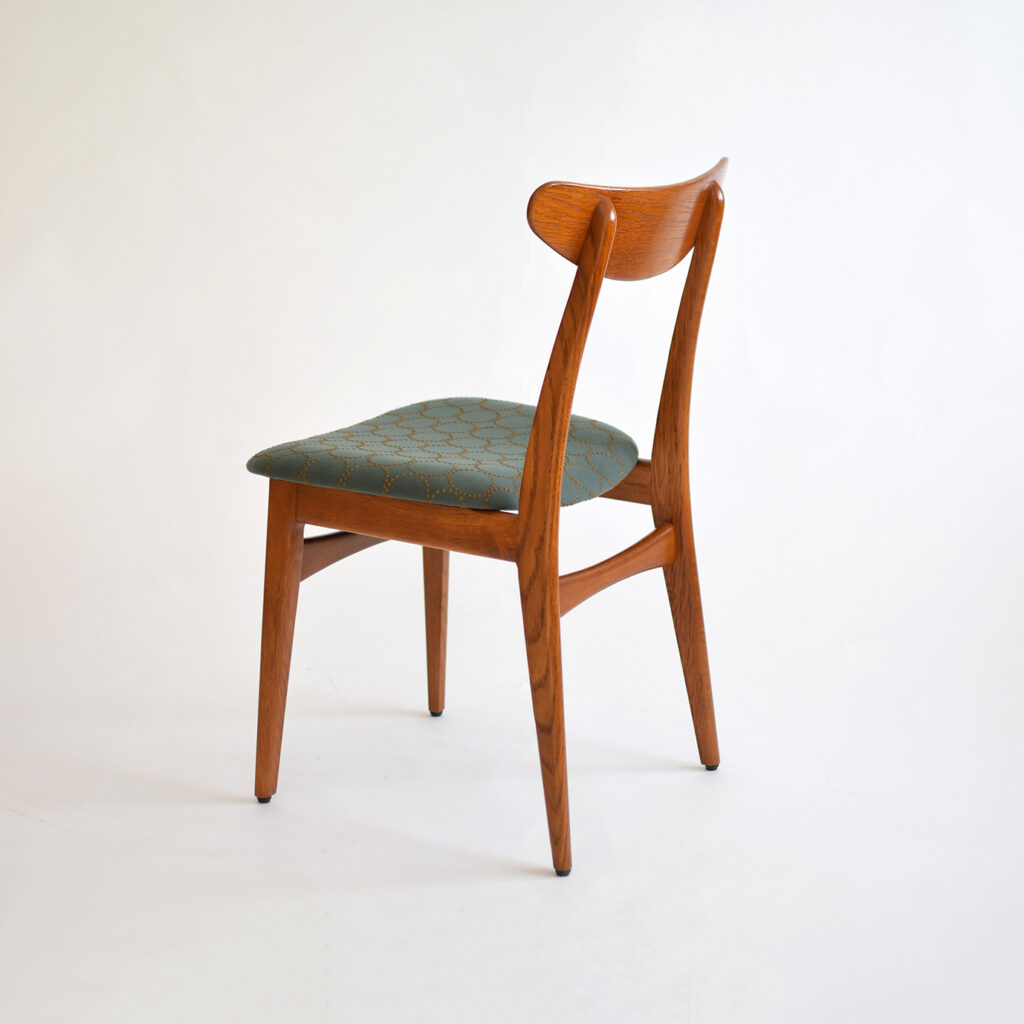 シンプルで上質なデザインの無垢のダイニングチェア