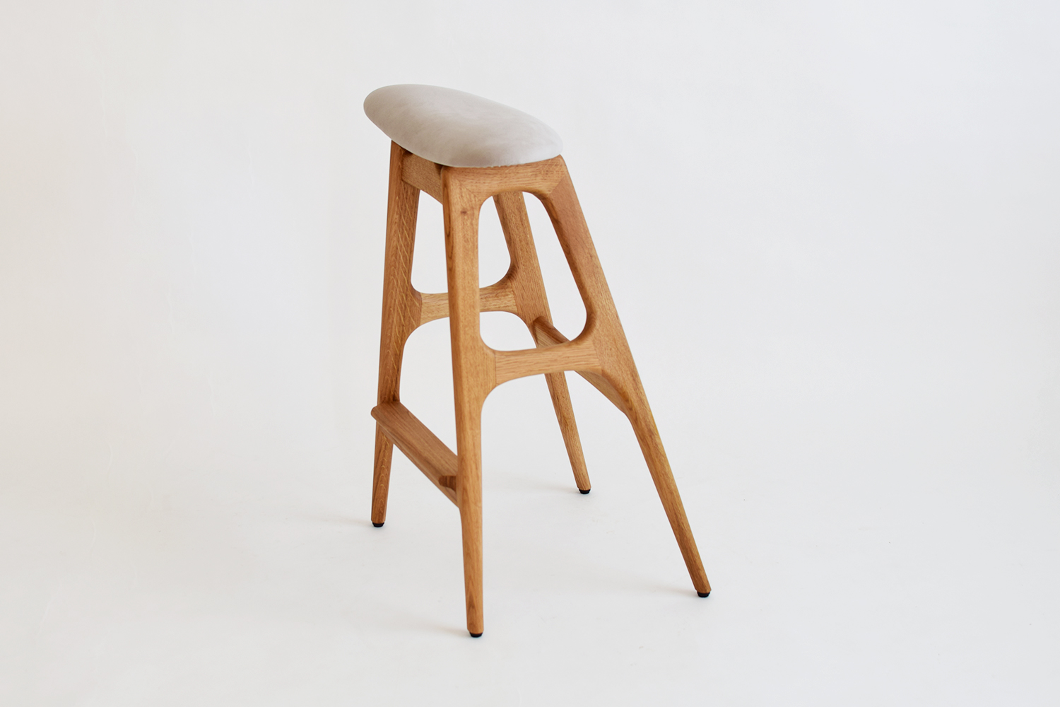 キッチンやカウンターで使いやすい美しいデザインの無垢の木製ハイスツール