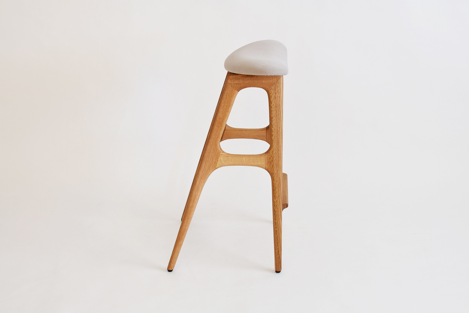 キッチンやカウンターで使いやすい美しいデザインの無垢の木製ハイスツール