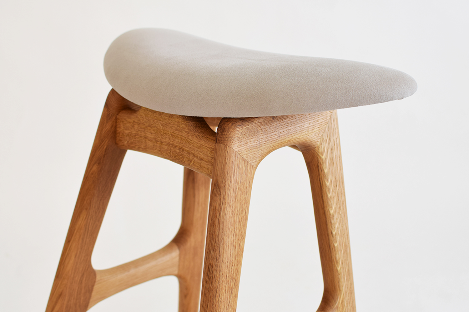 キッチンやカウンターで使いやすい美しいデザインの無垢の木製ハイスツール