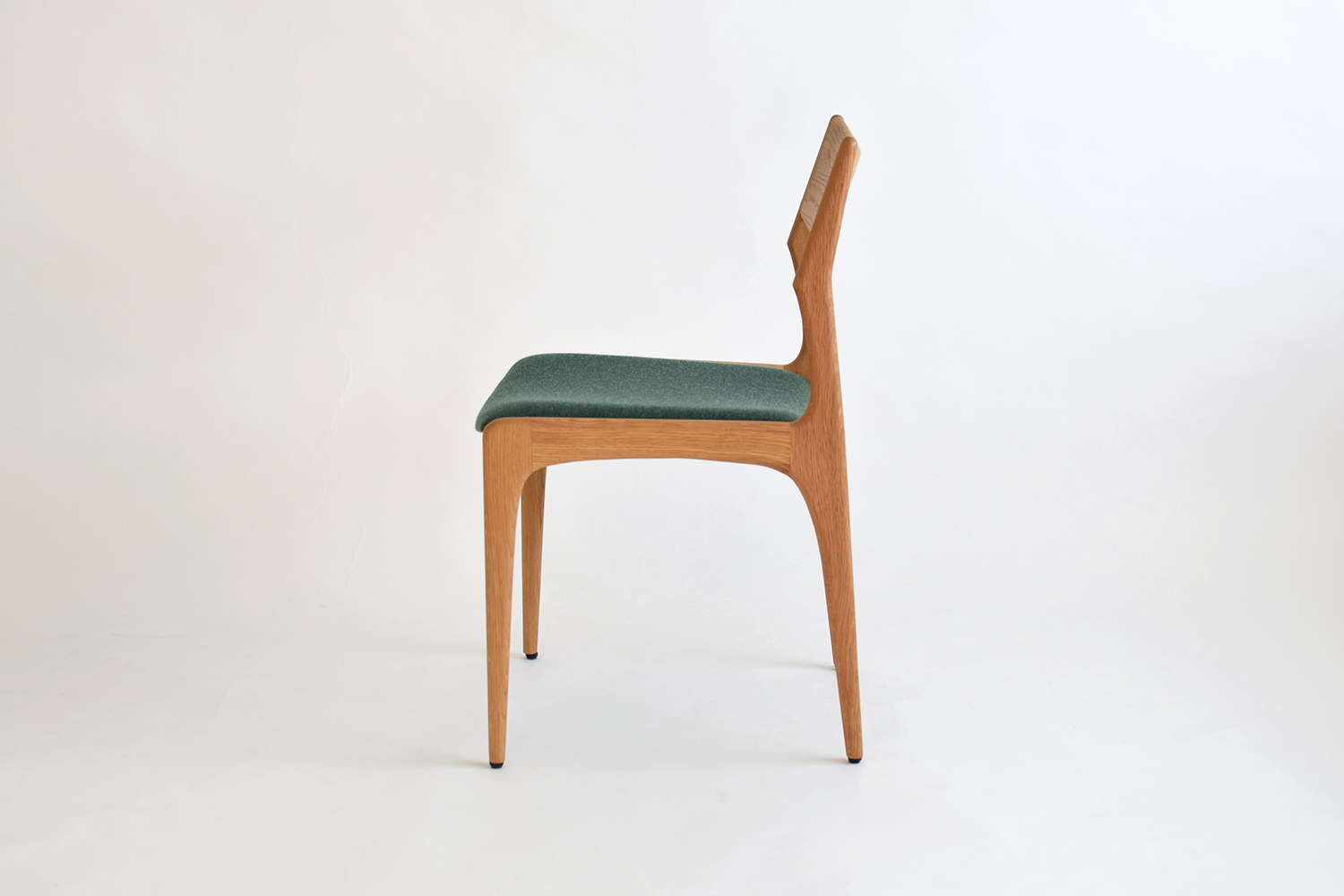 上質なデザインの無垢ダイニングチェア