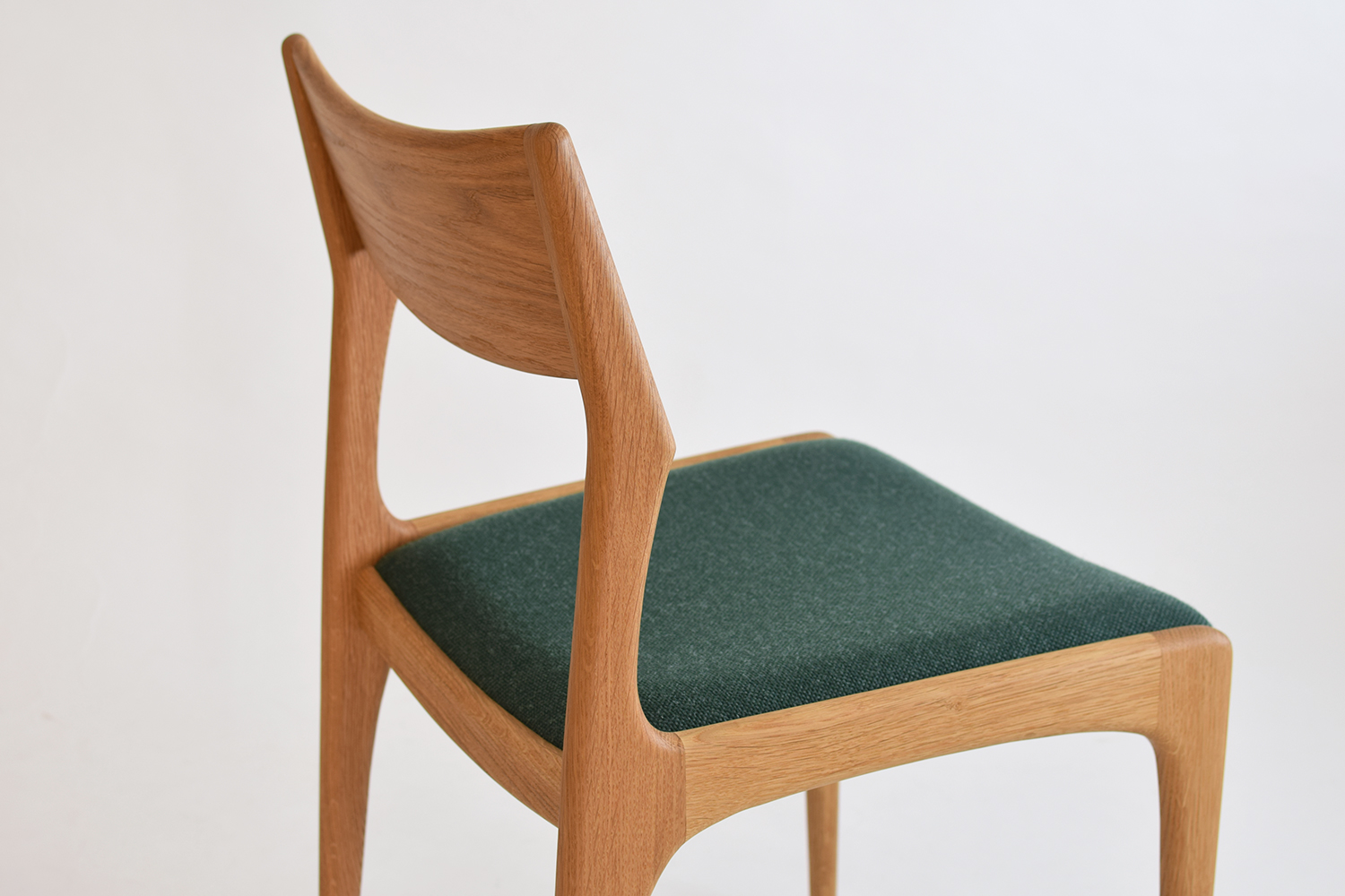 上質なデザインの無垢ダイニングチェア