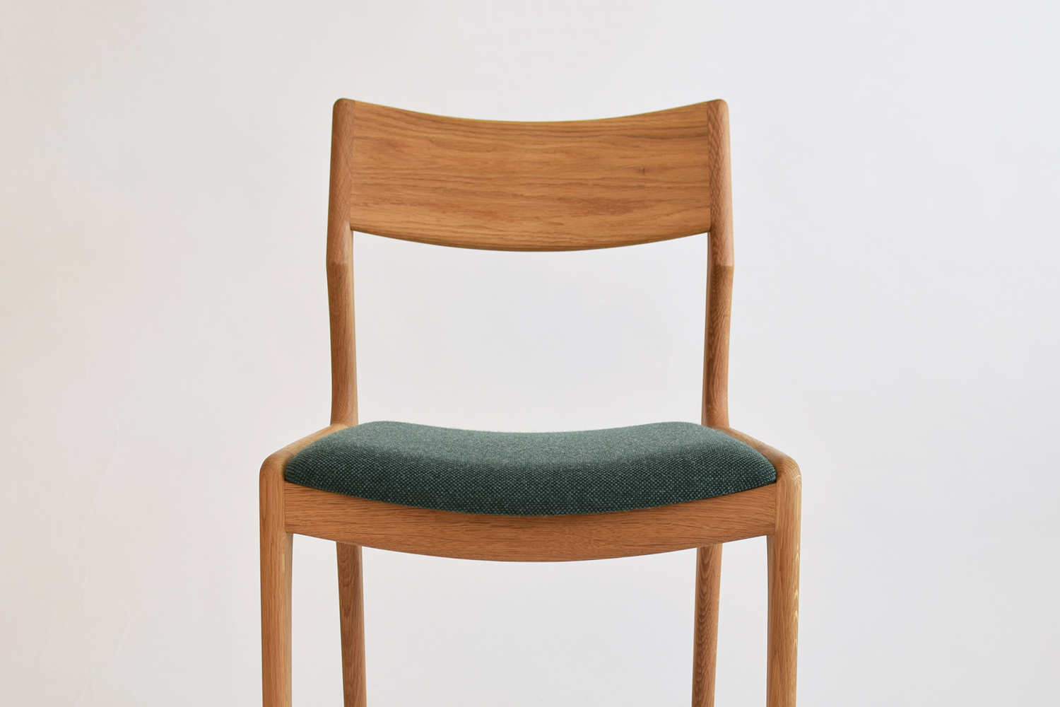 上質なデザインの無垢ダイニングチェア