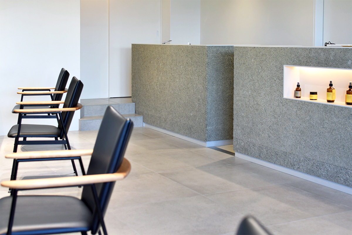 大阪・北浜の美容室three(スリー)様に美容椅子としてアイアンチェアを製作しました