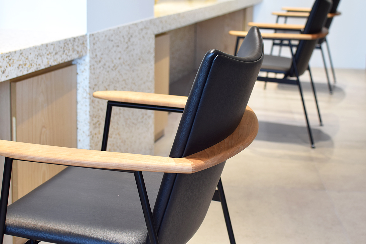 大阪・北浜の美容室three(スリー)様に美容椅子としてアイアンチェアを製作しました