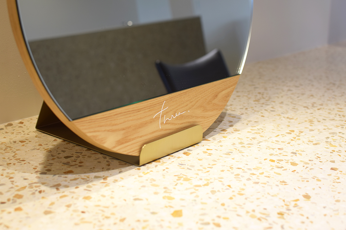 大阪・北浜の美容室three(スリー)様に美容椅子としてアイアンチェアを製作しました