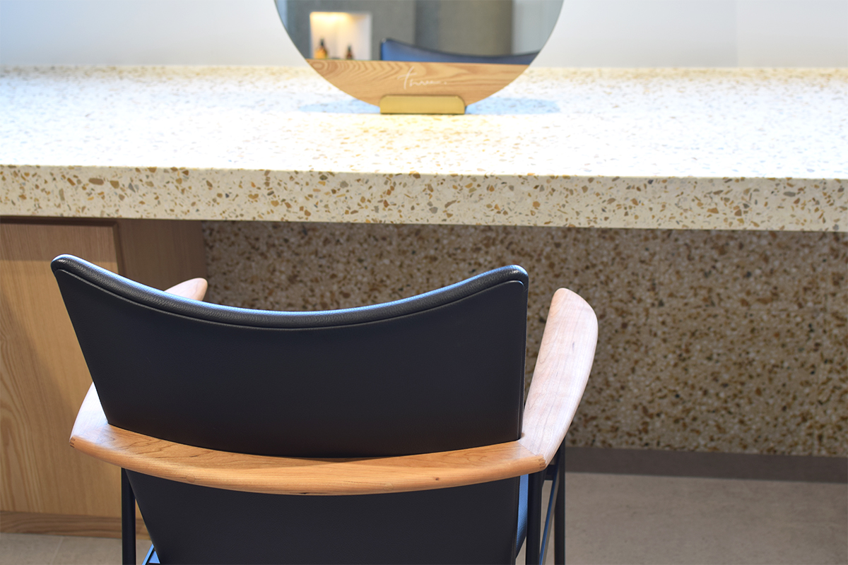 大阪・北浜の美容室three(スリー)様に美容椅子としてアイアンチェアを製作しました