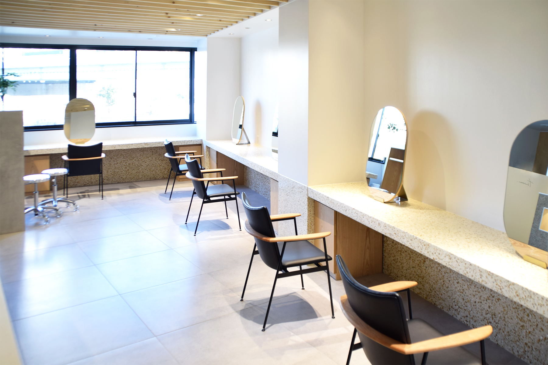 大阪・北浜の美容室three（スリー）様に美容椅子としてアイアンチェアを製作しました