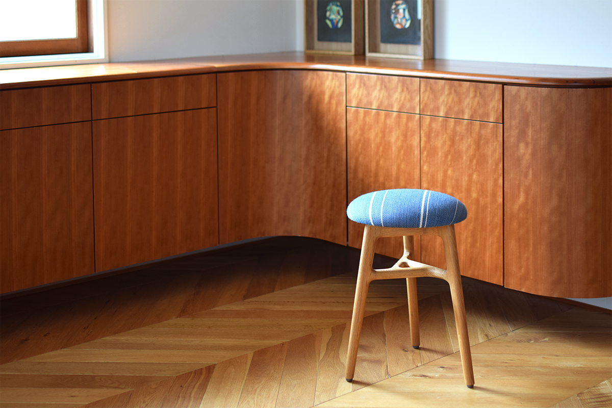 おしゃれで上質な無垢の木製スツール