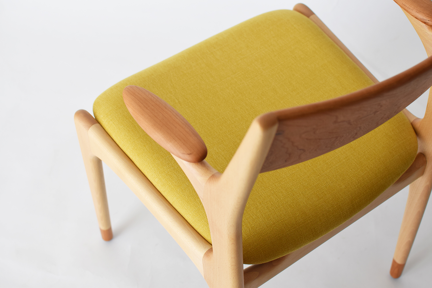 京都の家具店エンストルの無垢のハーフアームダイニングチェア