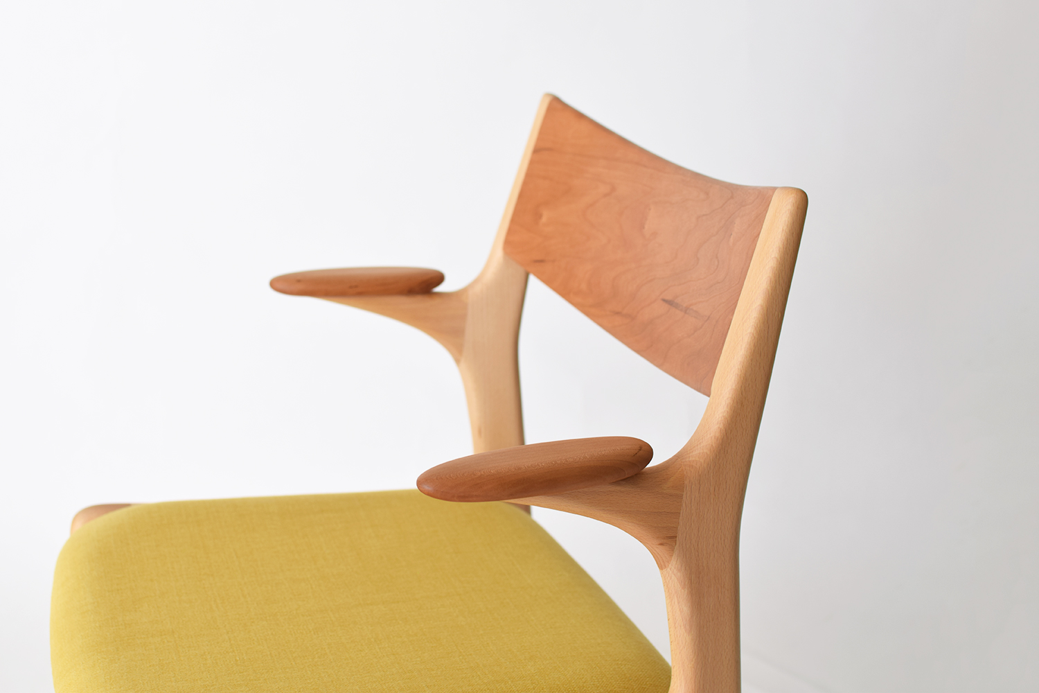 京都の家具店エンストルの無垢のハーフアームダイニングチェア