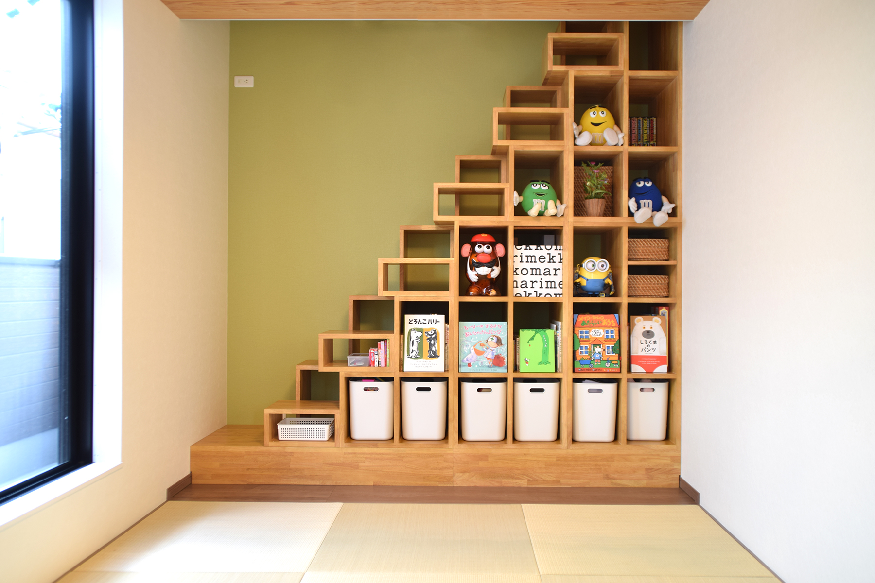 ロフトスペースへ上がるための階段収納をオーダーメイドで製作しました