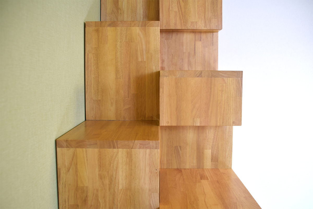 ロフトスペースへ上がるための階段収納をオーダーメイドで製作しました