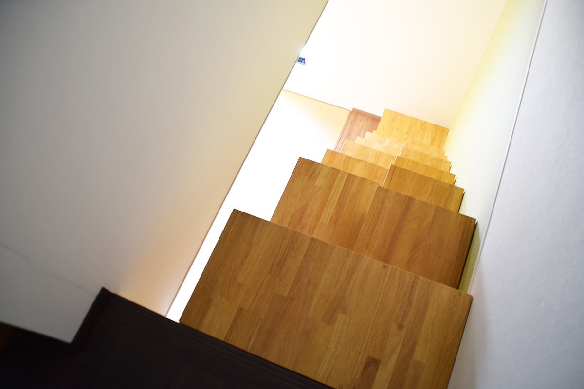 ロフトスペースへ上がるための階段収納をオーダーメイドで製作しました