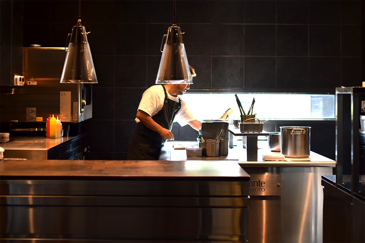 京都府木津川市のリストランテナカモト様の家具をリメイクさせていただきました