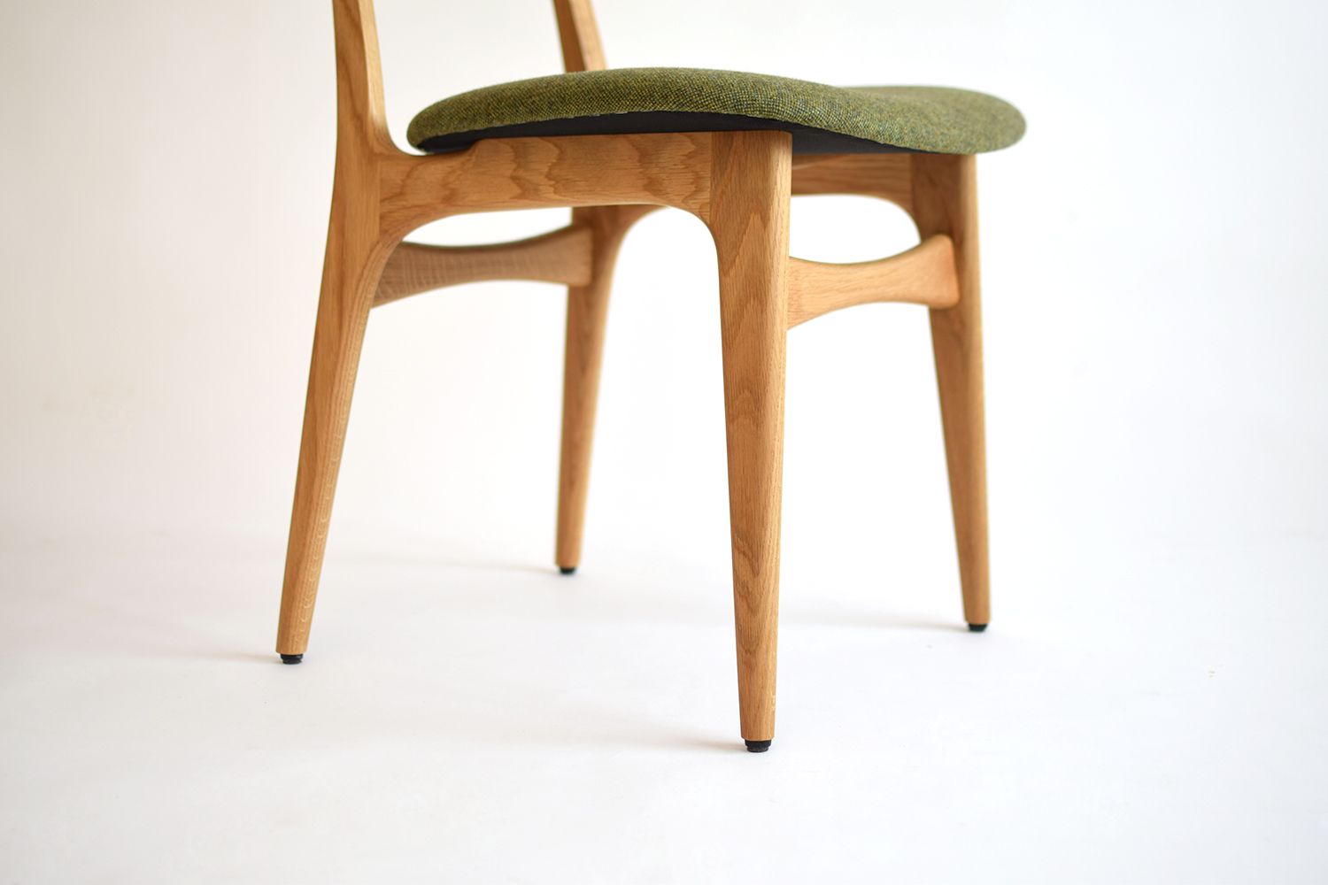 椅子の脚先に取り付けて床を保護するプラパート