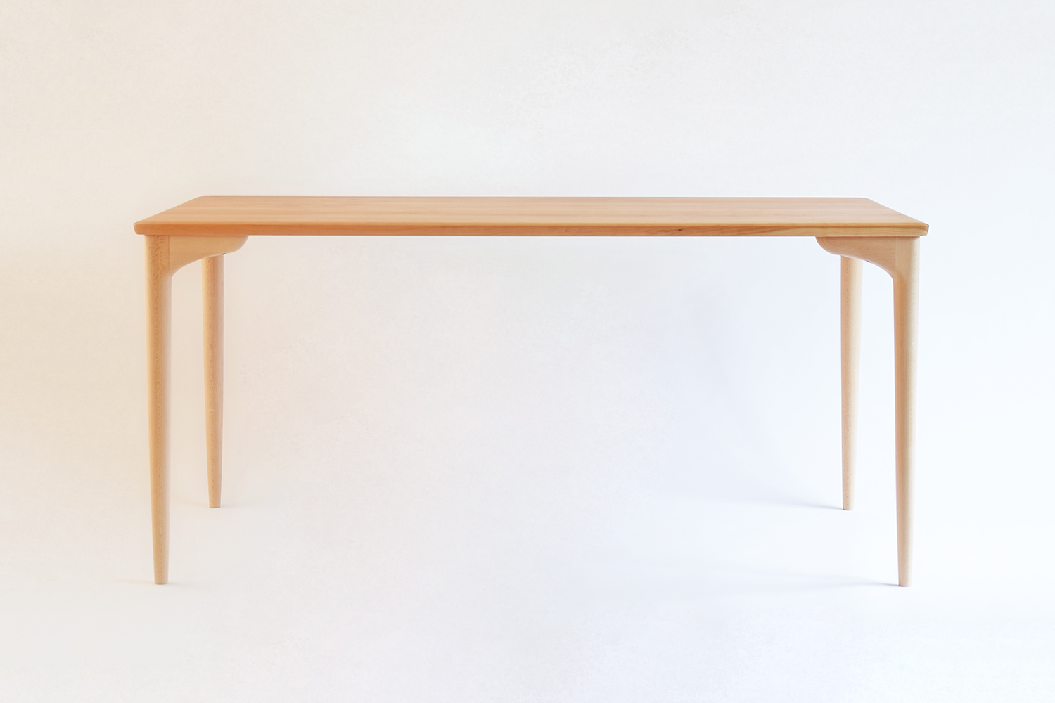 美しいデザインの無垢の上質なダイニングテーブル