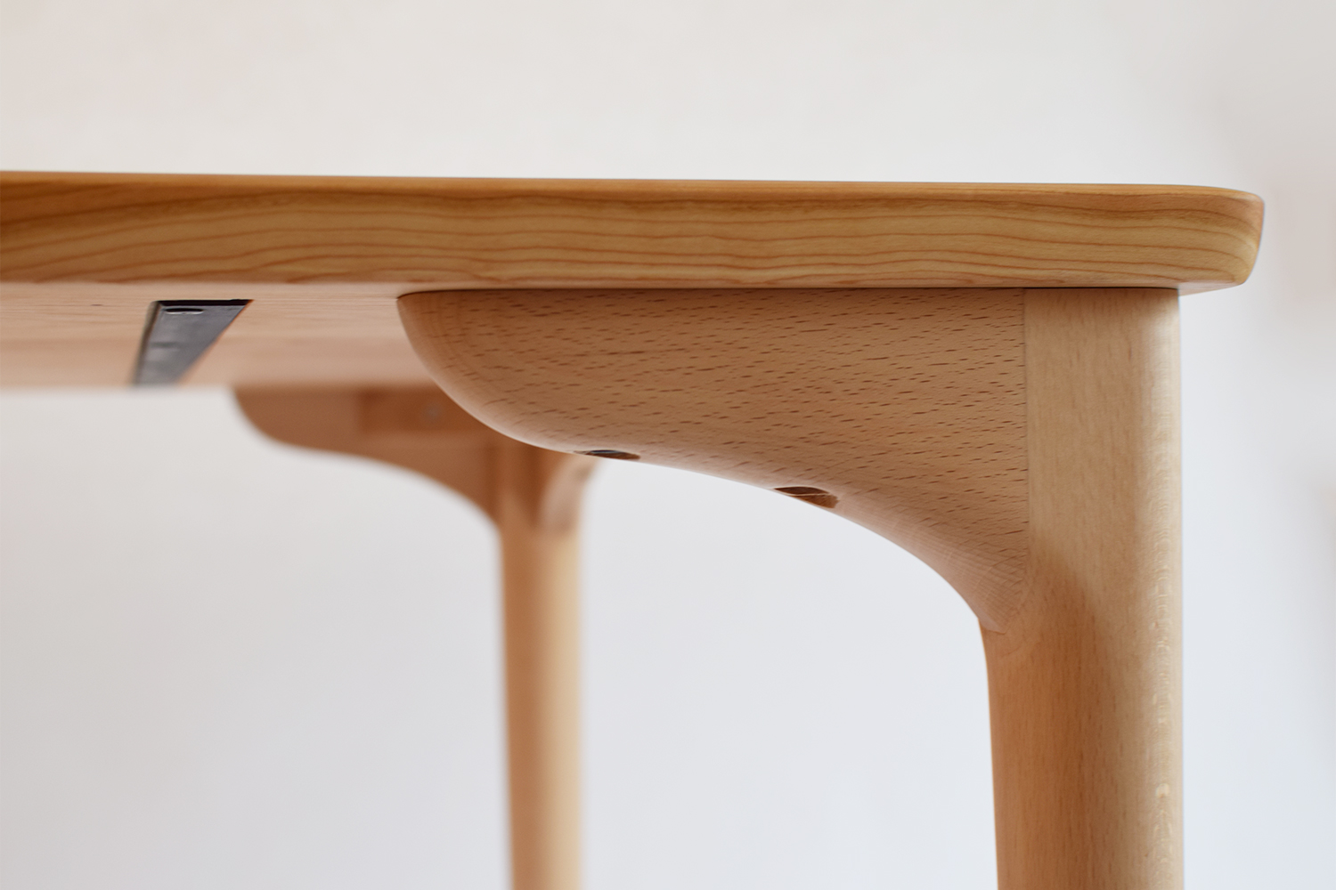 美しいデザインの無垢の上質なダイニングテーブル