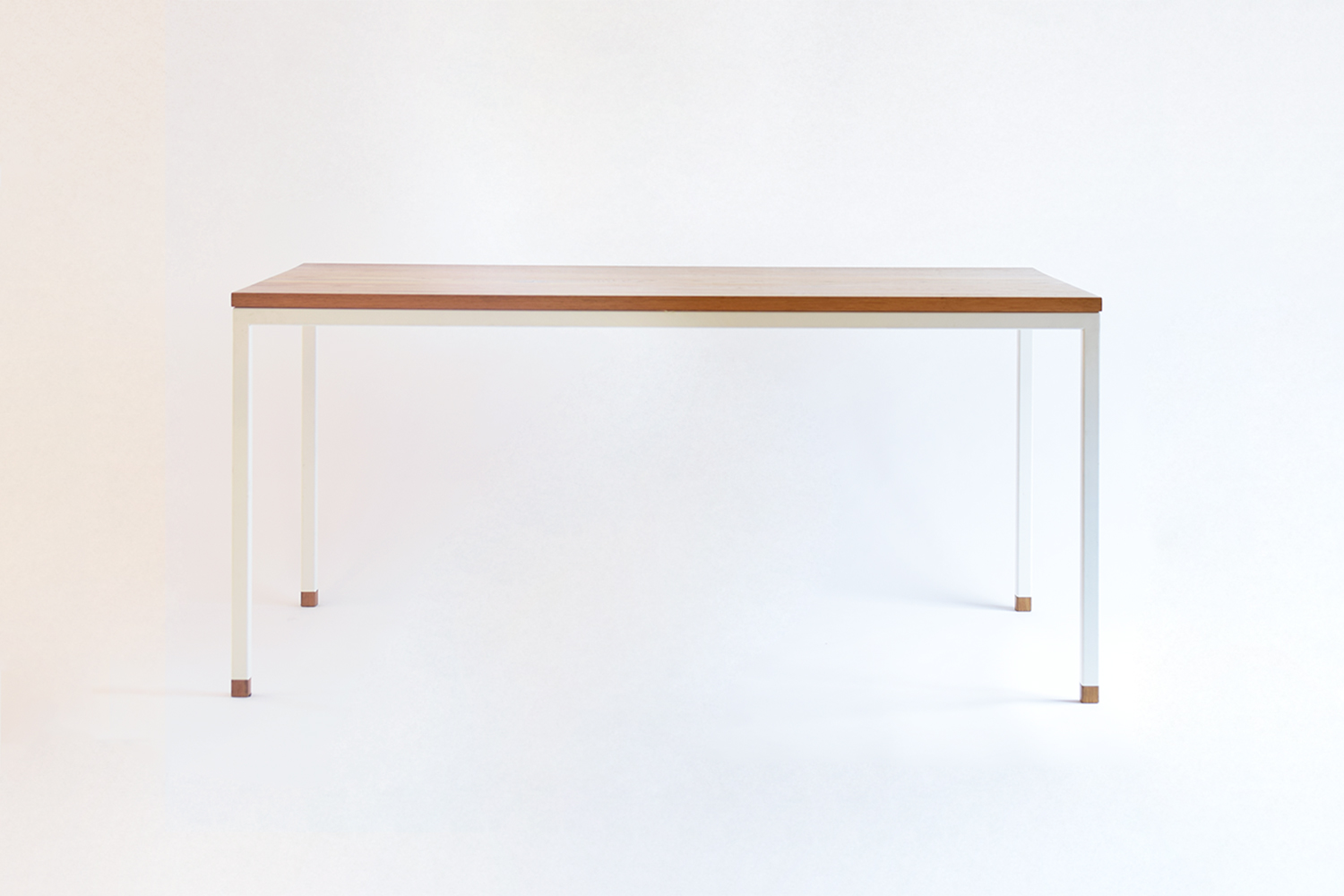 無垢材の天板にアイアン脚をあわせたシンプルなデザインのダイニングテーブル