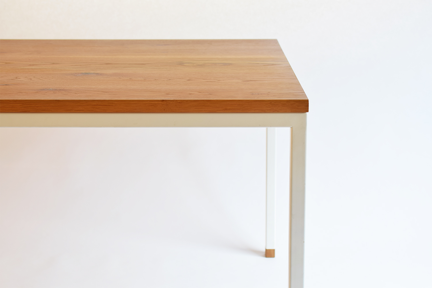 無垢材の天板にアイアン脚をあわせたシンプルなデザインのダイニングテーブル