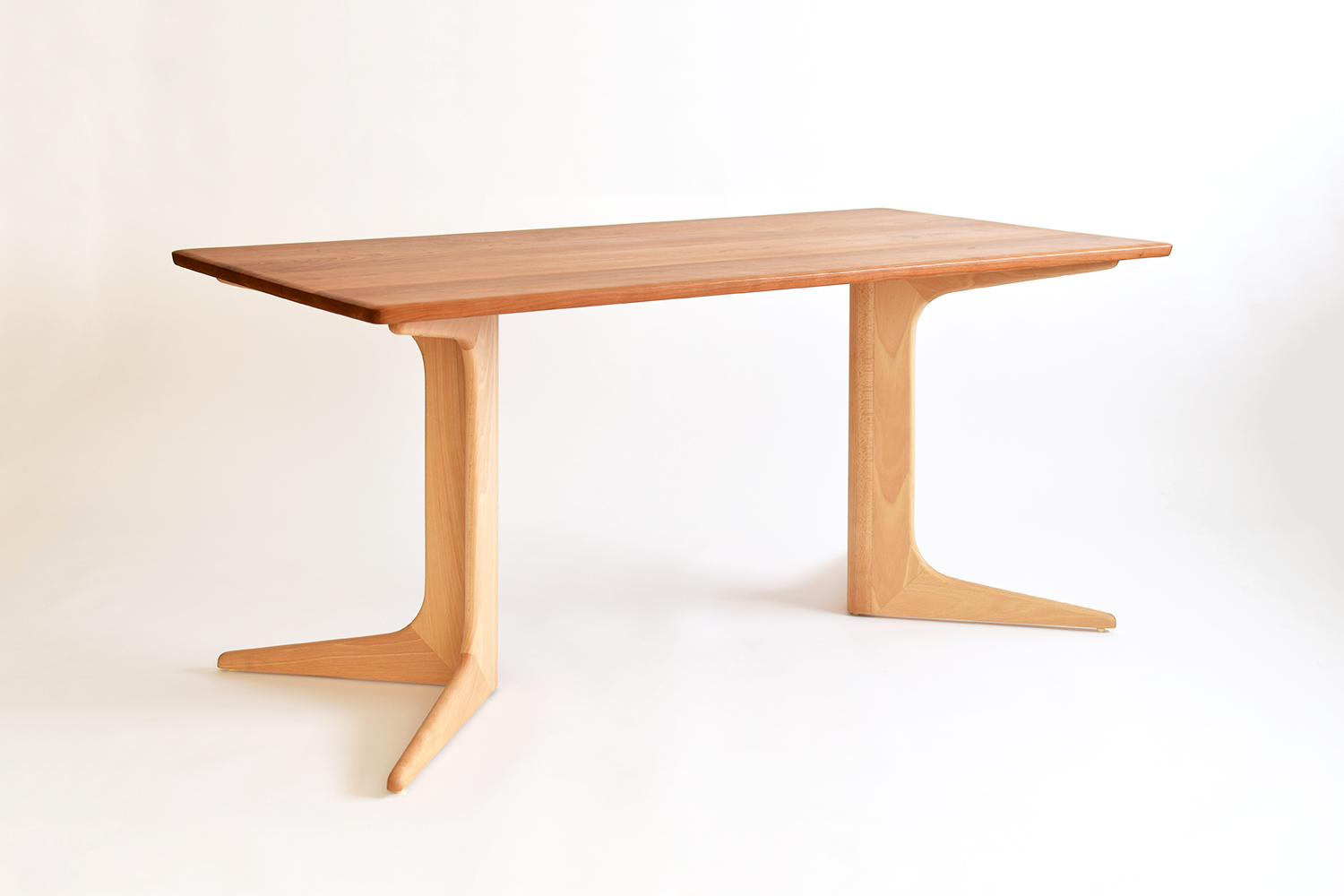 ベンチに最適なおしゃれなデザインの無垢ダイニングテーブル