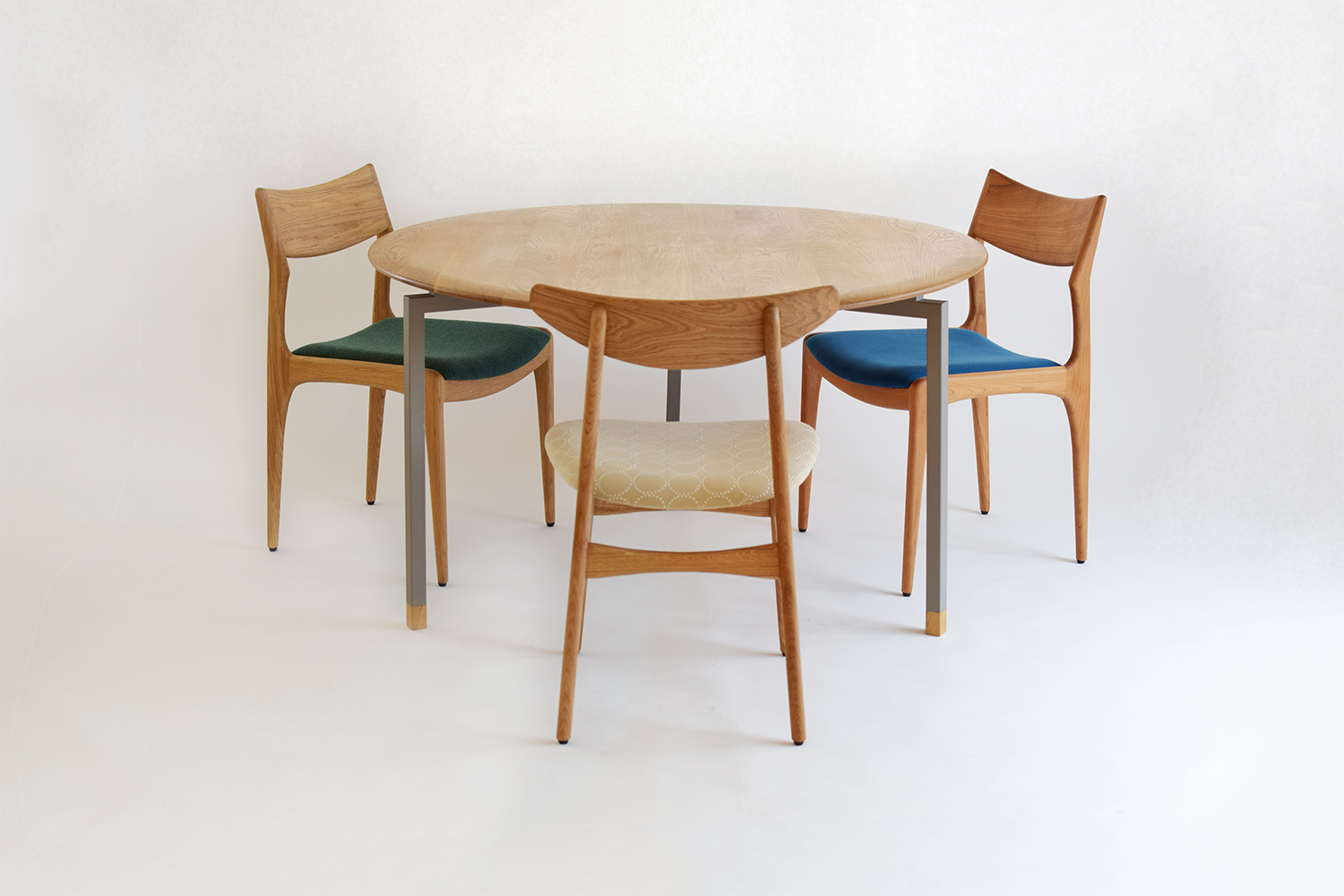 無垢の丸い天板が宙に浮いているように見えるおしゃれなデザインのアイアン脚円形ダイニングテーブル