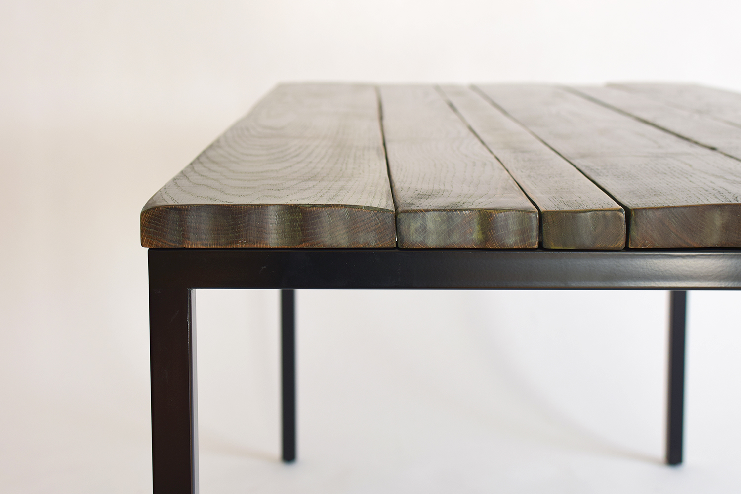 ヴィンテージライクな雰囲気のおしゃれなアイアン脚ダイニングテーブル