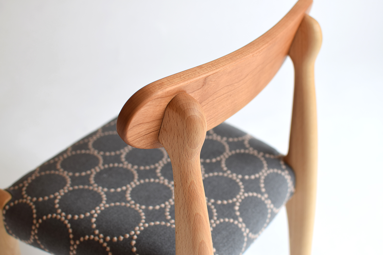 おしゃれで上質なミナペルホネン生地の木製キッズチェア