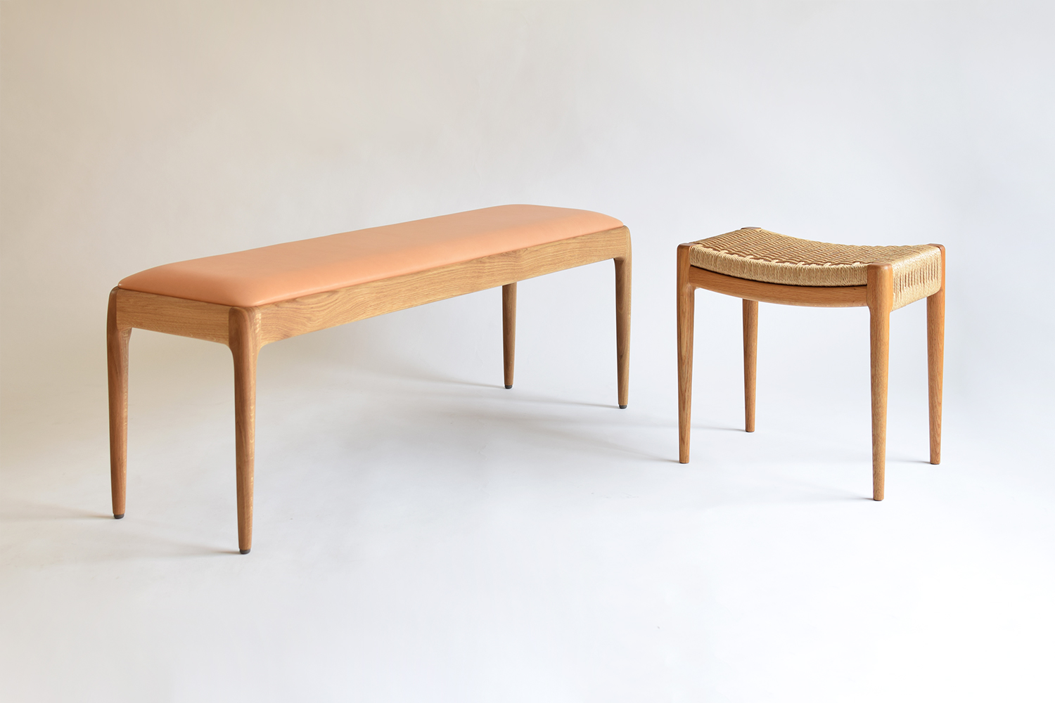 シンプルで美しいデザインの無垢の木製ベンチ