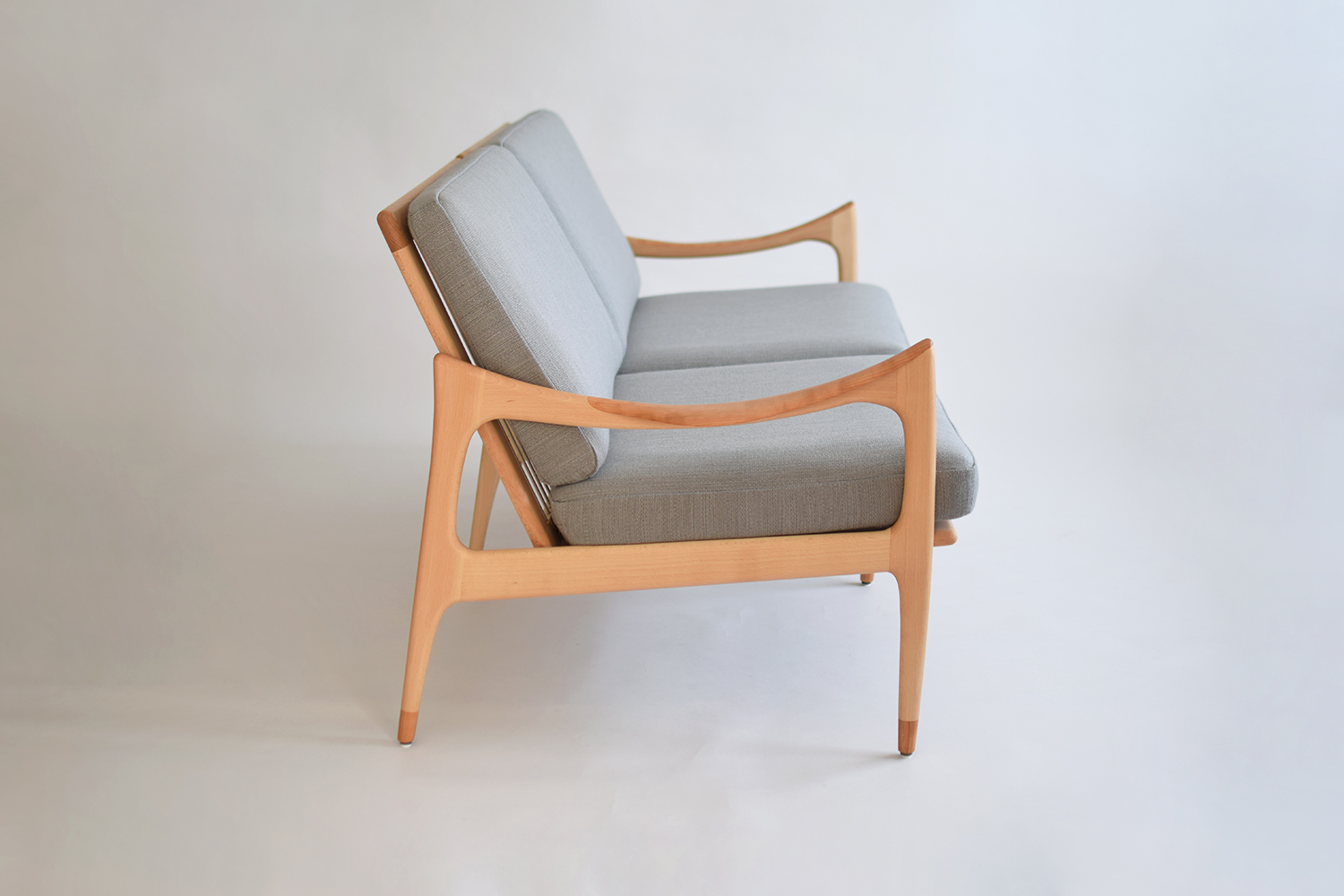 北欧デザインの巨匠フィンユールを家具を彷彿とさせる上質な無垢フレームのソファ