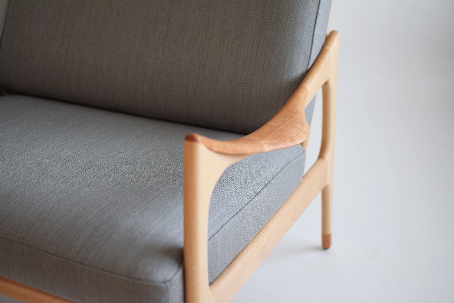 北欧デザインの巨匠フィンユールを家具を彷彿とさせる上質な無垢フレームのソファ