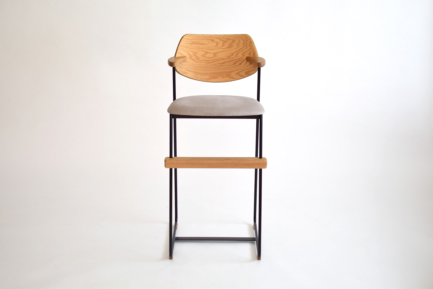 対面キッチンに最適な無垢とアイアンを使用したカウンターキッズチェア