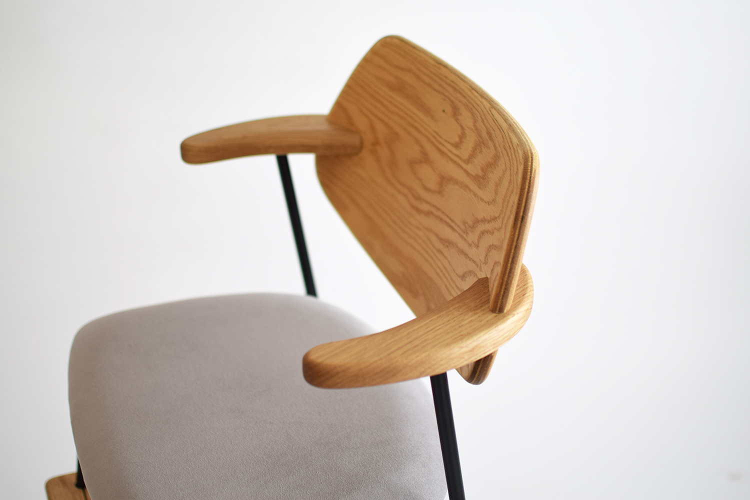 対面キッチンに最適な無垢とアイアンを使用したカウンターキッズチェア