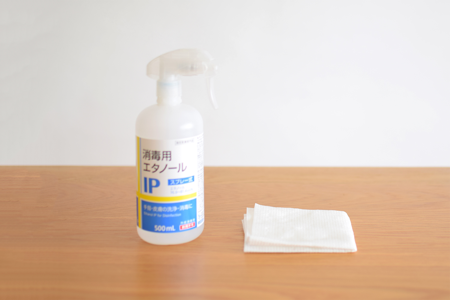 家具のコロナ対策としてアルコール除菌剤が使えるテーブル塗装や椅子生地を取り扱っています