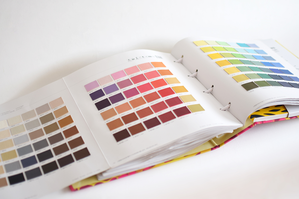 家具のコロナ対策としてアルコール除菌剤が使えるテーブル塗装や椅子生地を取り扱っています