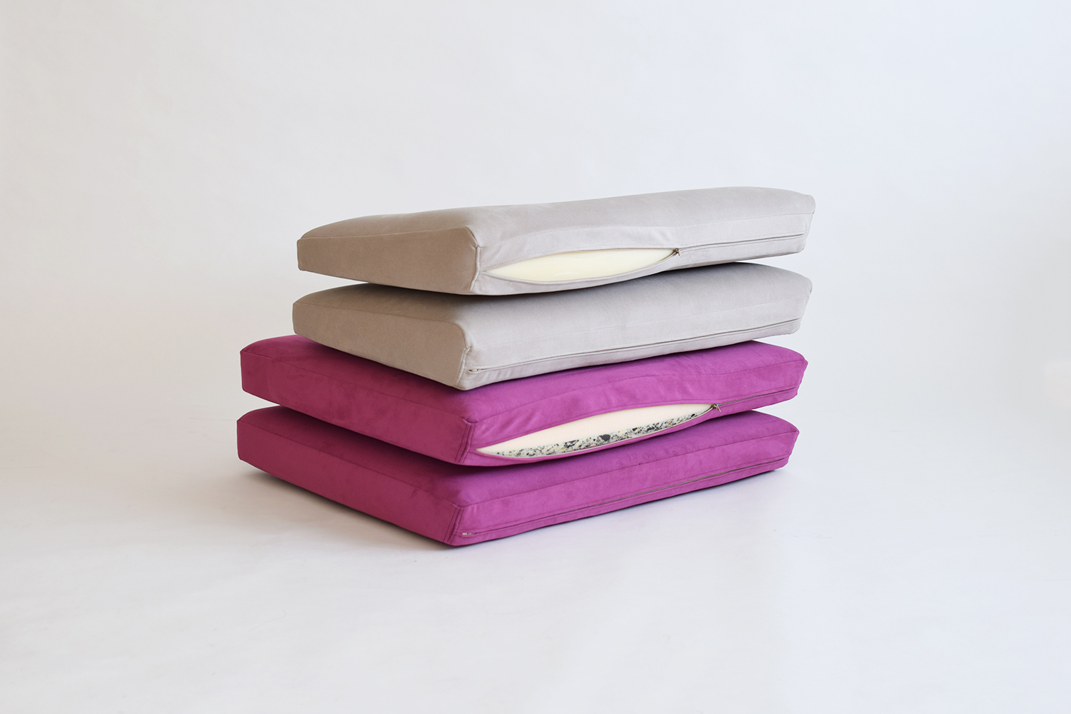 北欧デザインの巨匠フィンユールを家具を彷彿とさせる上質な無垢フレームのソファ