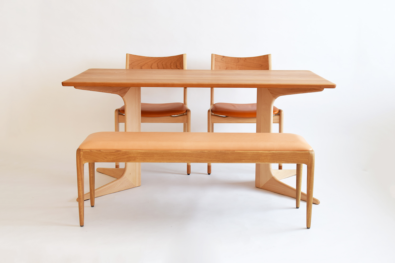 ベンチに最適なおしゃれなデザインの無垢ダイニングテーブル