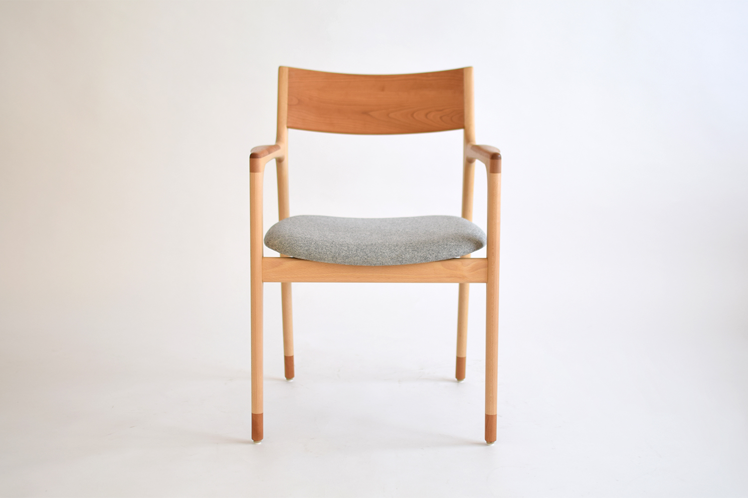 京都の家具店エンストルの無垢のアームチェア