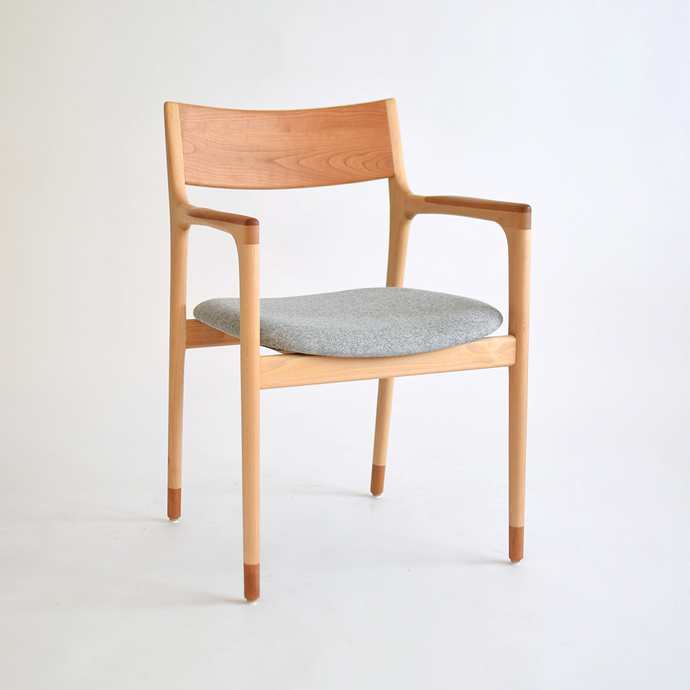 京都の家具店エンストルの無垢のアーム付きダイニングチェア