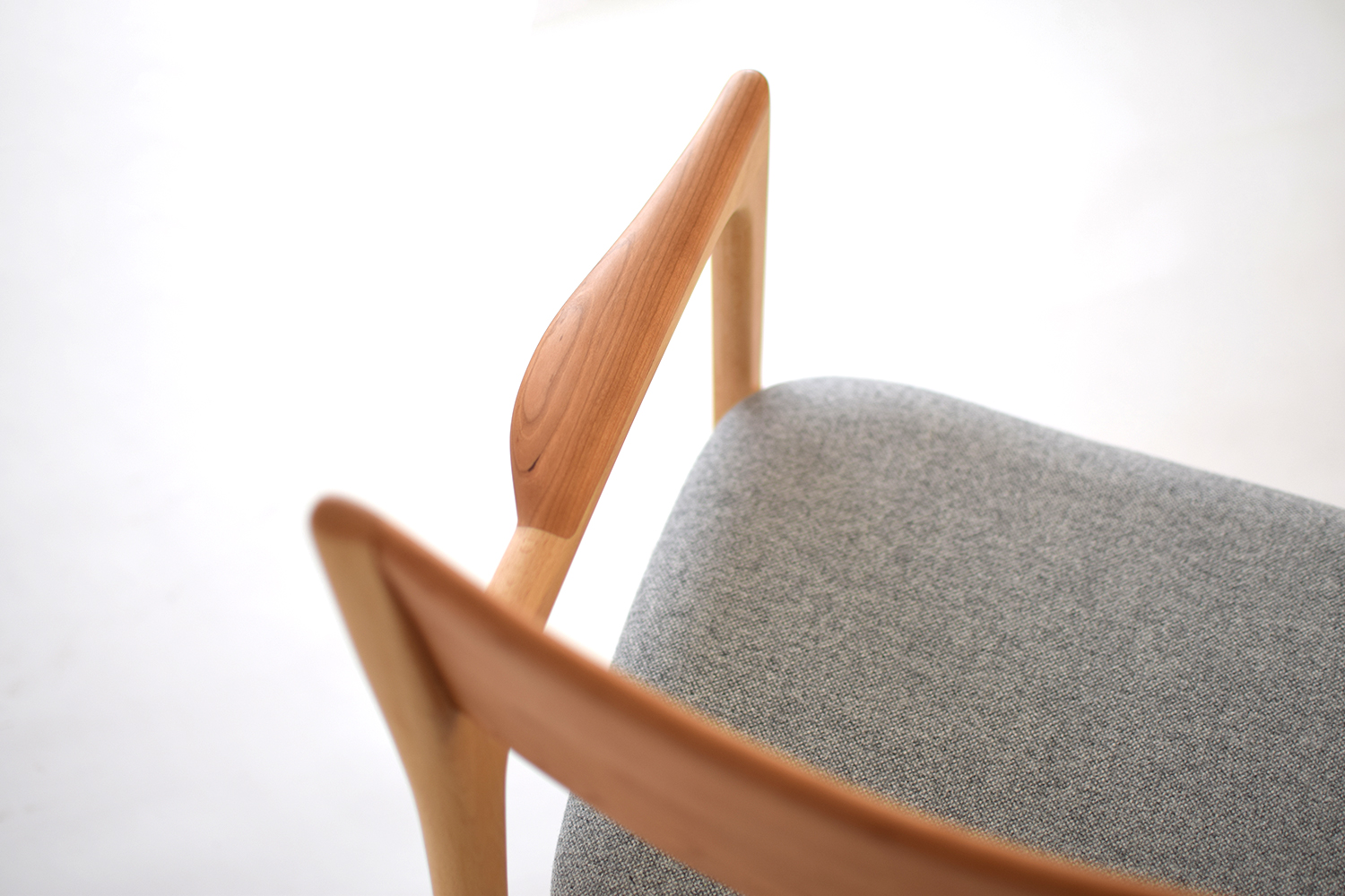 京都の家具店エンストルの無垢のアーム付きダイニングチェア